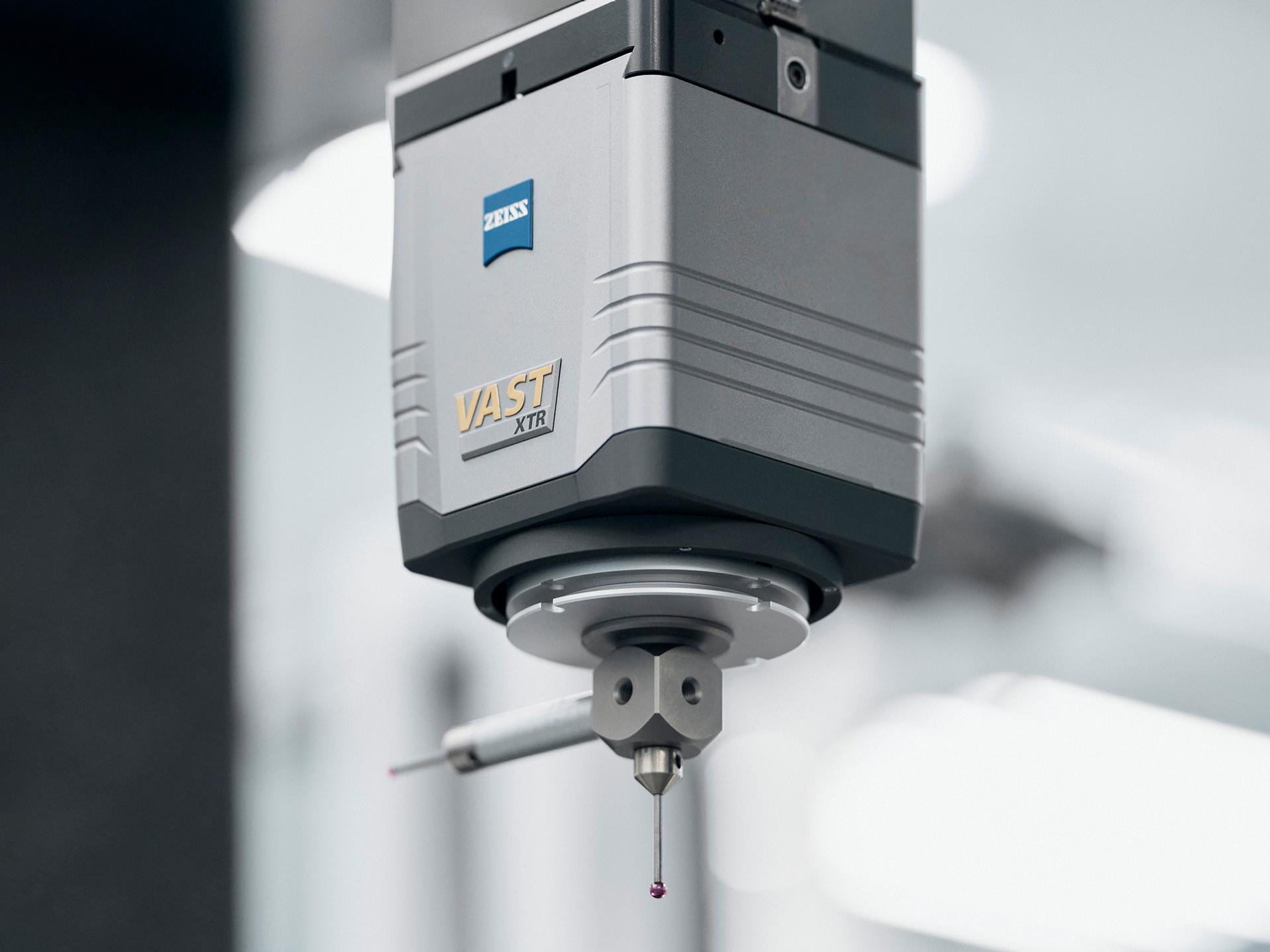ZEISS VAST XTR gold z vrtljivim zgibom omogoča različne kotne položaje.